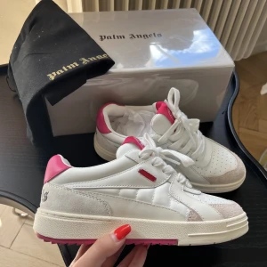 Palm Angels sneakers - Palm Angels university sneakers. Endast använda en gång, inga defekter. Nypris ca 5 000kr. Skobox och dustbag medföljer☺️kom gärna med prisförslag. 