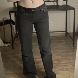 Svarta jeans - Säljer dom har jätte fina jeansen i st S! Som nya och knappt använda💕priset går att diskutera!