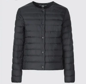 INTRESSEKOLL svart dunjacka - Jag funderar på att sälja min jättefina svarta dunjacka den är slutsåld vad jag vet men perfekt för både vinter och vår. Den är i nyskick använt fåtal gånger 