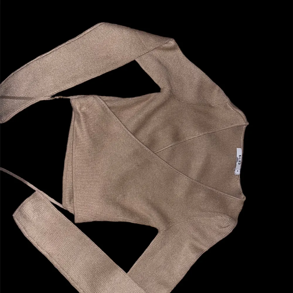 Jätte jätte fin tröja från NA-KD i storlek M passar perfekt till hösten 🍂 använd ett fåtal gånger.. Tröjor & Koftor.