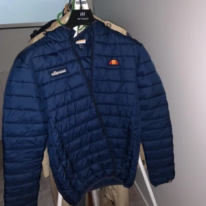 ellesse jacka blå  - ellesse jacka blå helt ny oanvänd 