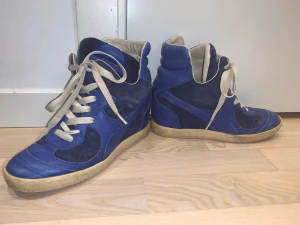 Skor med hög sula  - Skor med hög sula som säljs då de är för små för mig   Storlek:38  Pris: 40kr