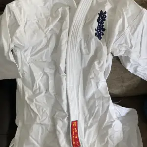 Säljer taekwondo/karate kläder 250 per sett med ett bälte. Knappast använda. Bara att skriva för mer information. Pris kan diskuteras. Finns i barn storlekar 