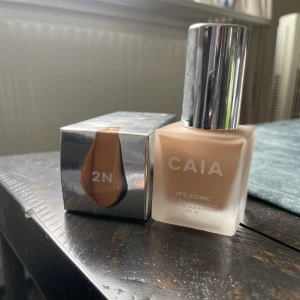 Caia fondation 2N - Säljer min caia fondation, endast tagit 2 pump men det är tyvärr helt fel färg för mig 