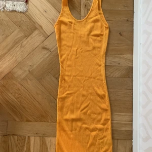 Orange klänning H&M - Smickrande orange klänning från H&M. Bodycon!  Väldigt fint skick.