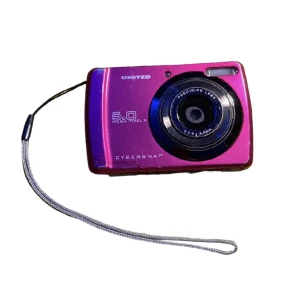 Rosa mini kamera  - Jätte gullig liten kamera som jag köpt här på plick för 220kr men  inte kommer till användning, Lite sliten som man ser på bild 1&2 men fönkar fortfarande jätte bra,  går på batterier. Om man undrar ngt fråga bara svarar så snabbt som möjligt🩷