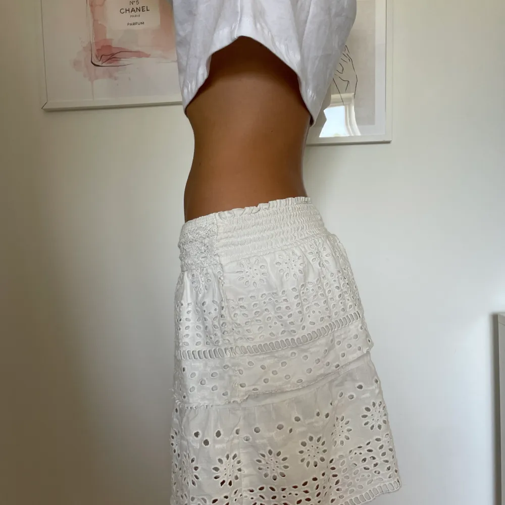 En super fin vit kjol från Zara! Vi har två stycken likadana båda passar som XS-S💗100 kr styck. Kjolar.