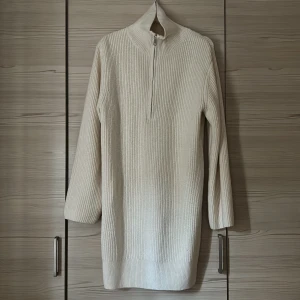 Stickad klänning - Tjock stickad klänning som är perfekt på hösten. För stor för mig så kommer inte till användning. Fint skick, som ny