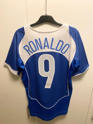 Retro fotbollströja Brasilien 2006 - Helt nytt skick och oanvänd Retro Brasilien bortaställ 2006 Ronaldo 9 Pris kan diskuteras