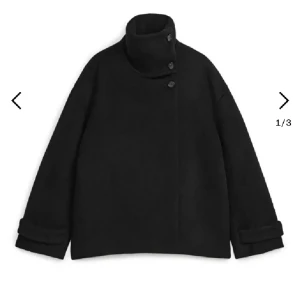 Arket kappa - Säljer denna helt slutsålda arketkappa i fint skick, köpt för 2000 och säljer för 1250💘 snabb affär uppskattas!❤️‍🔥