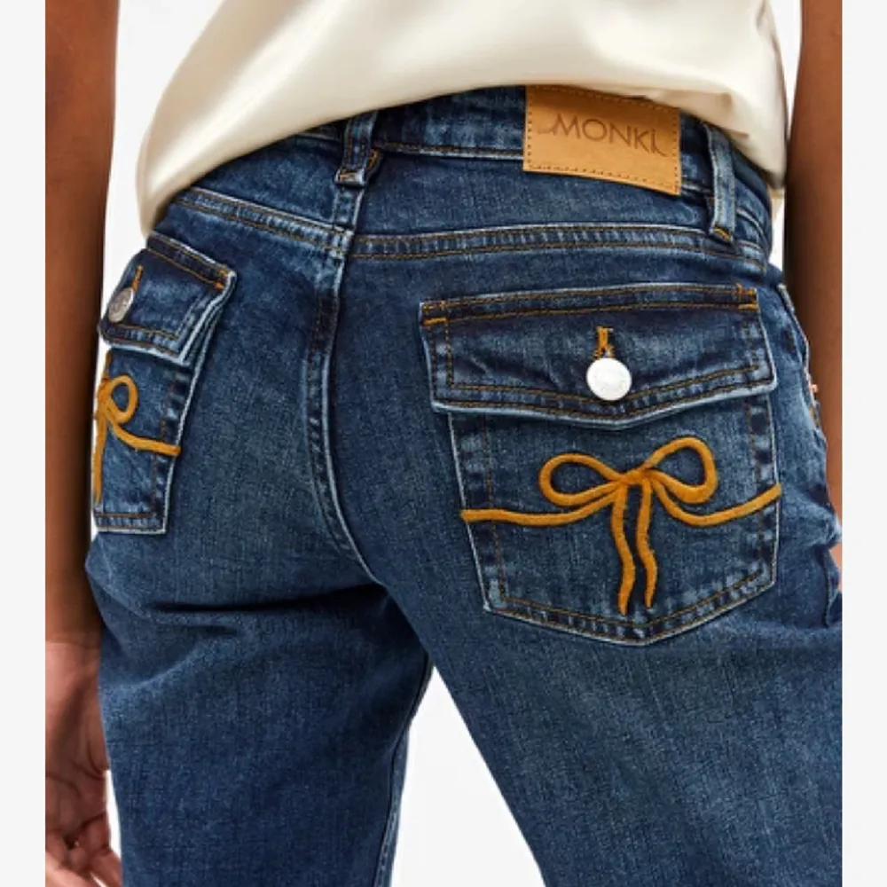 Helt oanvända jeans från monki säljer då dem är lite korta i benen på mig som är 173cm.. Jeans & Byxor.