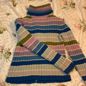  randig stickad polotröja - så fin och mysig randig polotröja i ett underbart skönt stickat material🎀