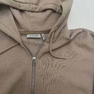 Weekday zip up - Vanlig weekday zip up, fint skick mycket liv kvar ! 