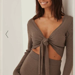 Stickad topp - Brun stickad topp från nakd, aldrig använd nypris 449