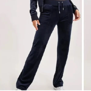 Juicy couture  - Säljer mina fina mörkblå juicy byxor som är i jättebra skick använt dom ett fåtal gånger. Storlek xxs 