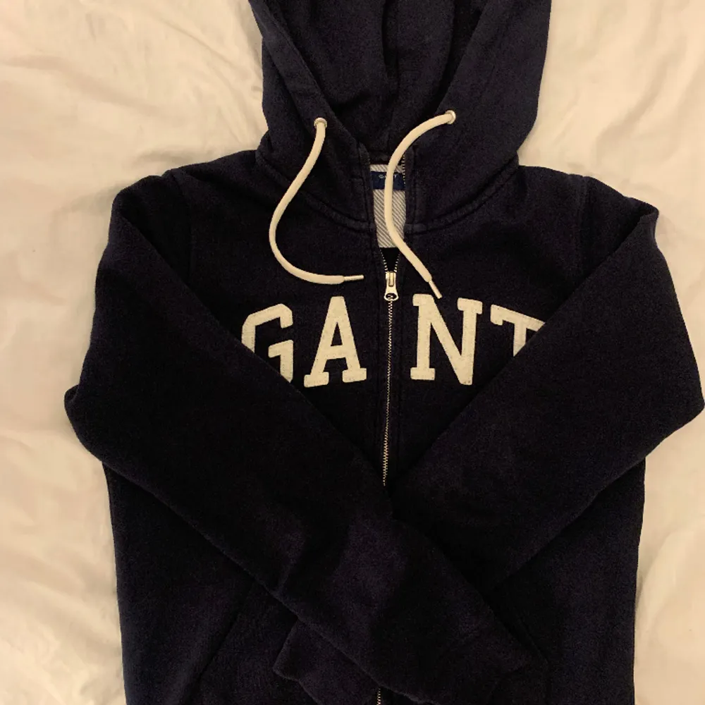 Säljer min zip up hoodie från Gant då den inte är min stil . Hoodies.