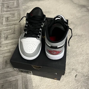 Jordan 1 Lt smoke grey - Helt ny oanvända Jordan 1 Lt smoke grey storlek 42,5 med kartong, dem är inte äkta men det finns absolut inga skillnad med äkta. Skorna är små i storlek