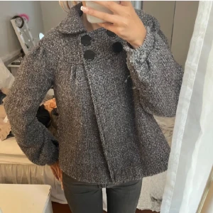 Kort grå kappa! - En jätte gullig kappa bara andväds några gånger. Köpte den här på plick men var tyvärr för liten, bilder tagna från förra säljaren!
