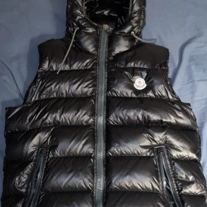 MONCLER VEST - Jackor & ytterplagg, stl. 46 (S), Herr En Moncler vest som jag fick som present som jag nu vill sälja för att kunna köpa en Jacka med pengarna, Vesten är en gammal model som it säljs längre på officiella webbsidan den är äkta och har bevis på att den är d