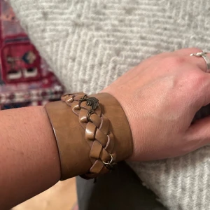 Skin armband  - Skin armband med små berlocker , följ mig fina kläder nöjda kunder titta på min omdöme bara glada kunder 😀❤️