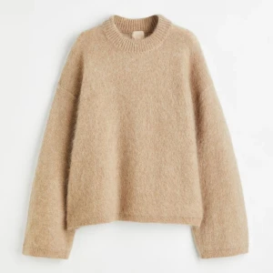 Tröja i mohairmix, Ull - Ull tröja i mjuk, lurvigkvalite, tröjan har en oversize passform. Helt ny!! Aldrig använd! Säljer för att jag ska flytta till varmare klimat.  Stl - S  Nypris : 1600kr