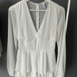 Vit klänning  - Vit klänning i storlek 36