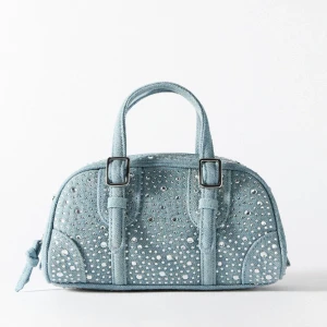 Väska med glitter - Säljer denna väskan från zara då den ej används längre. Den är sparsamt använd, kan skicka egna bilder om så önskas🙏🏼200kr plus frakt 