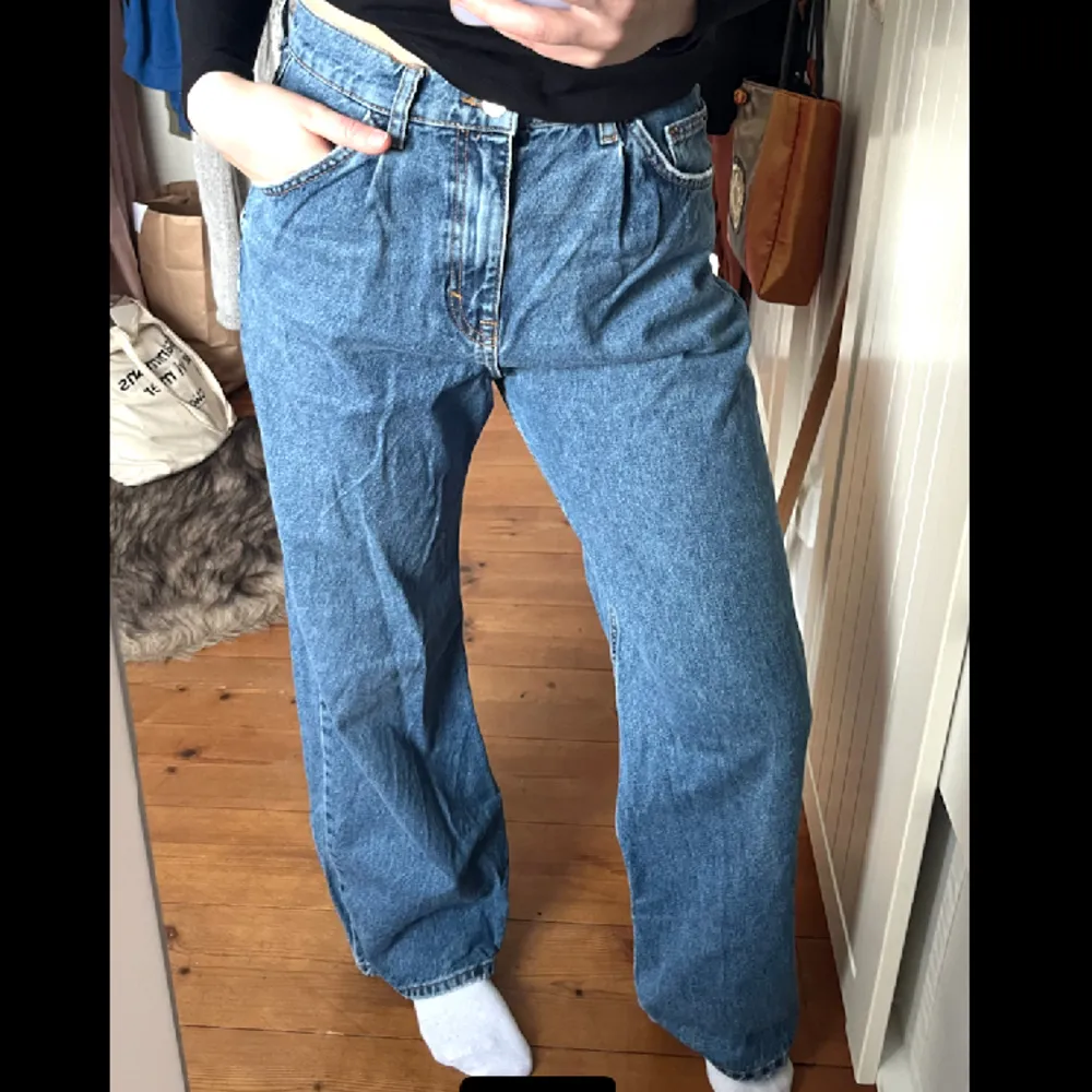 Snygga baggy jeans från Pull & Bear i strl M. Hör gärna av dig vid frågor😊. Jeans & Byxor.