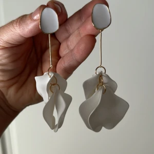 Örhängen statement - Bild 1, snövita längd 10cm.  Bild 2 och 3, benvit samt mörkgrön längd 13,5cm. Aldrig använda 