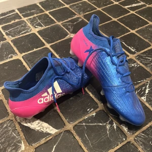 Helt nya adidas x techfit, gräs,spik - Använder inte därför säljer jag, finns tyvärr inga spikningar till dom då jag har slarvat bort dom tyvärr, finns att köpa enkelt på nätet för en billig peng!