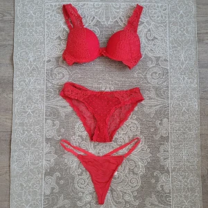 Rött set (BH och trosor) - Använt BHn en gång. Som nytt!! BH-75A Trosa 1-XS Trosa 2-S Kan säljas enskilt eller som helt set=220 kr 💕  Skriv för frågor eller fler bilder 🥰