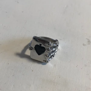Silver ring - Silver ring, skelett hand som håller i ett spelkort. Stor ring som typ passar på min tumme. 