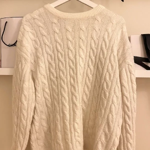 Stickad tröja - Fin vit tröja som passar alla årstider💖 pris 100kr