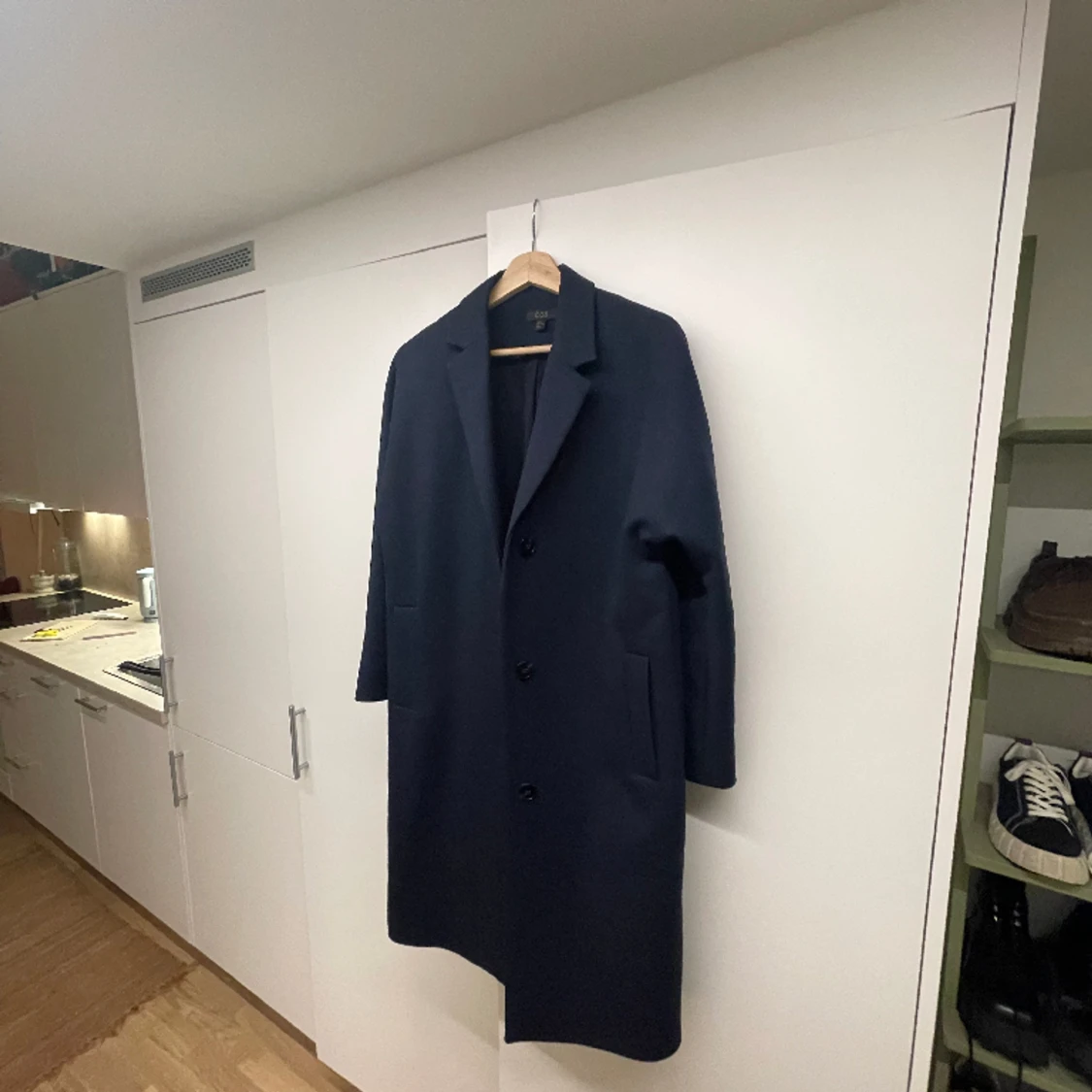 Mörkblå kappa ifrån COS