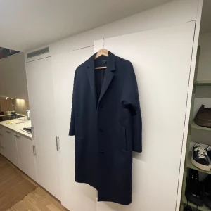 Mörkblå kappa ifrån COS - Cos ull kappa i fint skick. Storlek 34