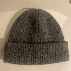 Mössa - Säljer min gråa mössa ifrån zara! Endast använd en gång!💓