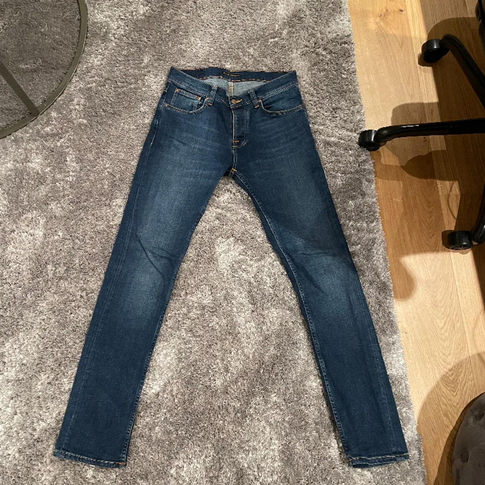 Hej! Säljer nu mina Nudie jeans grim trim i mörk blå. Säljer dessa pga jag inte använder de. Jeansen  är i utmärkt skick. Storleken på jeansen är W31 L34 så passar om man är 185 och längre. Ny pris ca 2000. Jeans & Byxor.