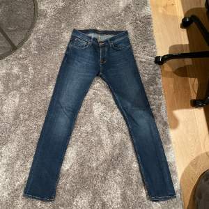 Hej! Säljer nu mina Nudie jeans grim trim i mörk blå. Säljer dessa pga jag inte använder de. Jeansen  är i utmärkt skick. Storleken på jeansen är W31 L34 så passar om man är 185 och längre. Ny pris ca 2000
