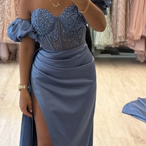 Bal/festklänning - Supersnygg festklänning endast använd några timmar. Nyskick.