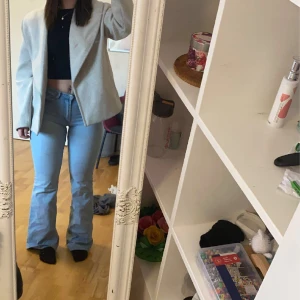 LJUSBLÅ LÅGMIDJADE BOOTCUT JEANS - Hejsan! Säljer nu mina favvojeans då de tyvärr blivit för små för mig. Dom ger verkligen ett buttlift!  Storlek 38 men mycket mer som en 36. Jeansen är ifrån Zara och är en lågmidjad/midwaist och utsväng modell! För fler bilder är det bara att höra av er💕