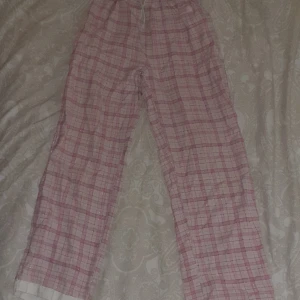 Sköna rosa flanell pyjamasbyxor😍 - Dom är rätt gamla men i väldigt bra skick Storlek 146-152 men passar som en 158-164. Längden är 86 cm och man kan fråga om fler bilder tex💕 Köparen betalar frakten  