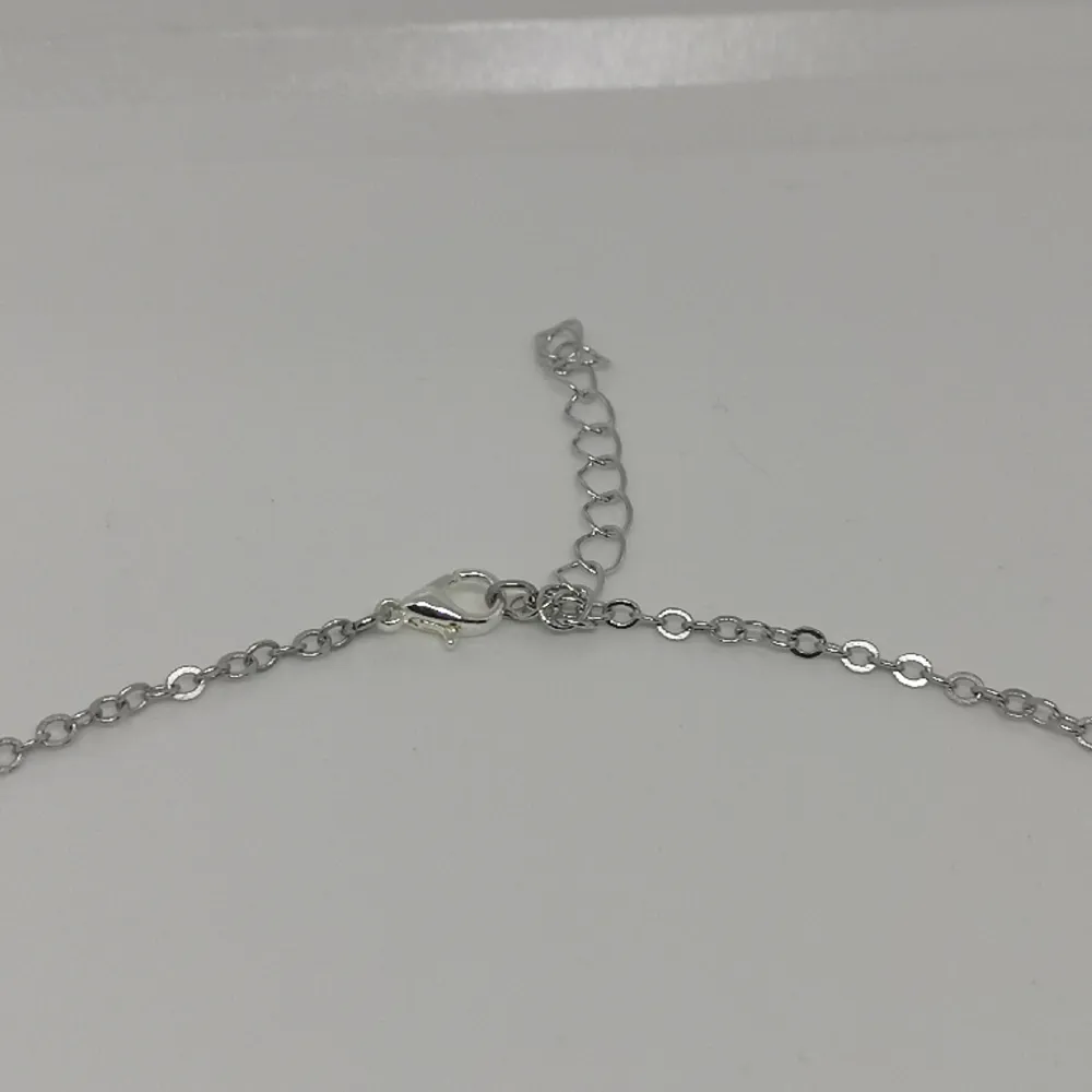 Halsband som är gjort/designat av mig. Det är nytt/oanvänt. Längd: Ca 42 cm + ca 5 cm extra länk ⚡. Accessoarer.
