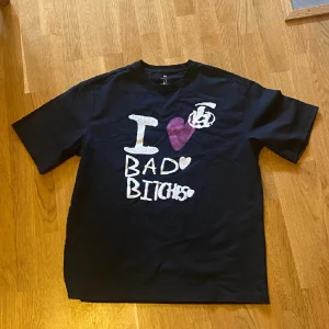 Bad b tee  - Storlek large, custom