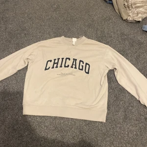 Beige Chicago tröja - Säljer denna tjocktröjan på grund av att den inte används. Den är i bra skick. Nypris 300. Skriv privat för flera frågor💕