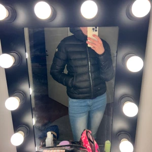 Colmar jacka - Säljer min svarta fina colmar jacka i toppskick! Strl 36, passar mig som har S normalt 🖤 säljer för 1800:-