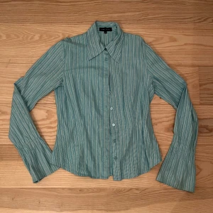 Y2k skjorta - Blå och silver randig skjorta, vintage bikbok! Så fin passform och fina utsvängda ärmar! bättre bilder kommer snart<3