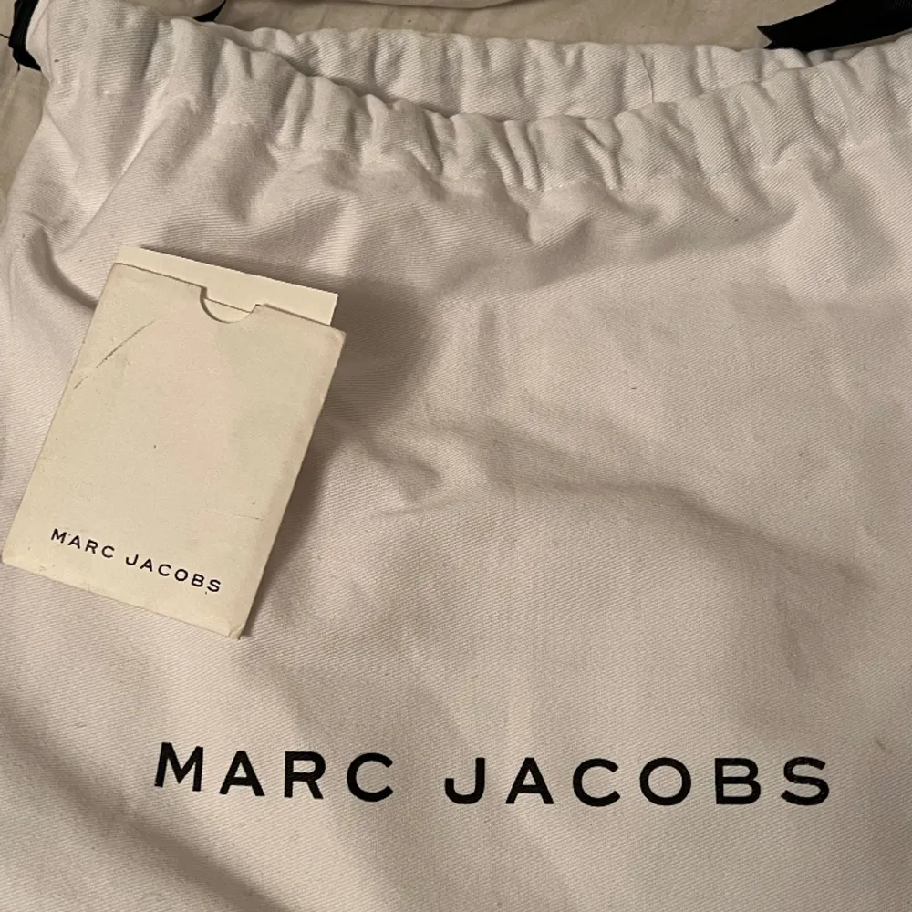 Marc jacobs crossbody väska, max använt 3 gånger. I nyskick. Tillkommer äkthetsbevis och dustbag också. Nypris ca 5000kr. Väskor.