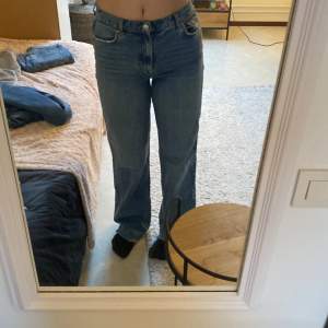 Ett par högmidjade jeans från Gina  Ursprungs pris: 400kr Inte använde på månader och nytvättade Säljer för att det inte riktigt är min stil på byxor 