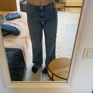 Ginatricot - High waist - Sl: 38 - Ett par högmidjade jeans från Gina  Ursprungs pris: 400kr Inte använde på månader och nytvättade Säljer för att det inte riktigt är min stil på byxor 