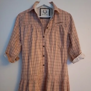 Gullig skjortklänning - Jättefin skjortklänning i väldigt fint skick från märket Jean Paul Femme✨  Skriv för mer info eller bilder ✅